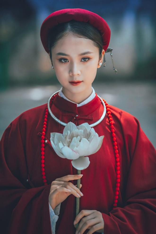 Ngoài ra, Hồ Phương Linh cũng nhận được bằng khen Đạt thành tích xuất sắc trong công tác Đoàn và phong trào Thanh niên năm học 2017 - 2018 và năm học 2018 – 2019; Quán Quân Miss Lady’ Night Học viện Tài chính 2017… và nhiều thành tích nổi bật khác. (Ảnh: Quang Huy)
