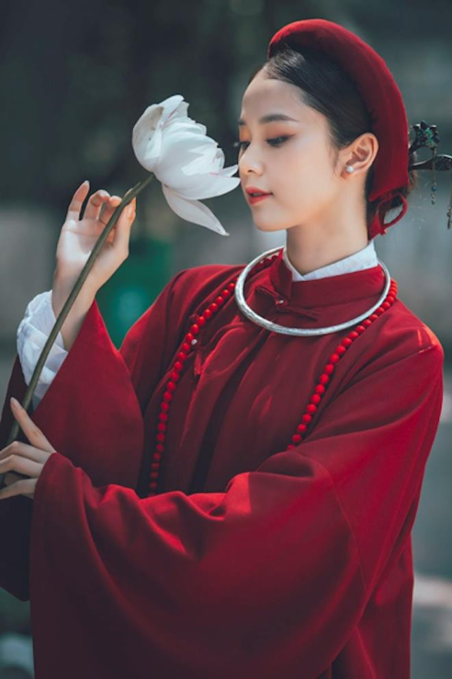 Phương Linh vừa hoàn thành luận văn tốt nghiệp với số điểm 9.7. Với Phương Linh, dù có hoạt động gì bên ngoài đi nữa thì việc tốt nghiệp là điều vô cùng cần thiết, là điều tối thiểu phải làm. (Ảnh: Quang Huy)