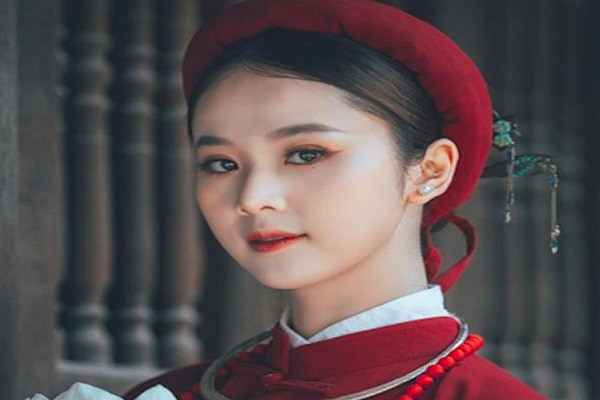  Hoa khôi Tài sắc Việt Nam 2017 Hồ Phương Linh sở hữu đường nét thanh tú, gương mặt khả ái khiến người xem khó lòng rời mắt khỏi trong bộ ảnh chụp cùng cổ phục Việt.