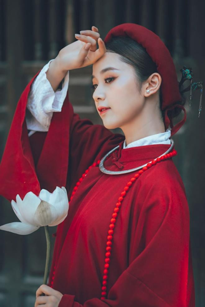 Phương Linh giữ vai trò chủ tịch Câu lạc bộ Thời Trang và Nghệ thuật Học viện Tài chính; Phó Ban Đối ngoại câu lạc bộ Bạn Yêu Nhạc Đoàn Thanh niên Học viện Tài chính; Phụ trách đội múa Liên Chi Đoàn khoa Tài chính doanh nghiệp. (Ảnh: Quang Huy)