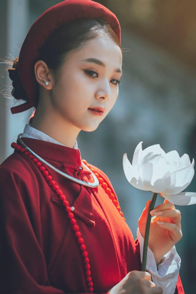 Trong những khoảnh khắc mới đây, Phương Linh nhận về nhiều lời khen bởi nét dịu dàng, đằm thắm. Linh chọn áo tấc, hay còn gọi là áo ngũ thân có tay thụng là một trang phục truyền thống của Việt Nam để gợi nhớ đến những nét văn hóa dân tộc. (Ảnh: Quang Huy)