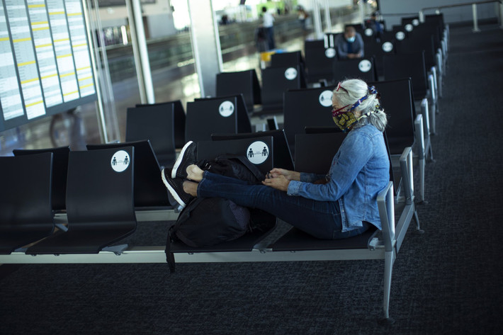 Một hành khách ngồi chờ lên máy bay tại sân bay quốc tế Zaventem ở Brussels ngày 15/6 khi lệnh phong tỏa được dỡ bỏ một phần.