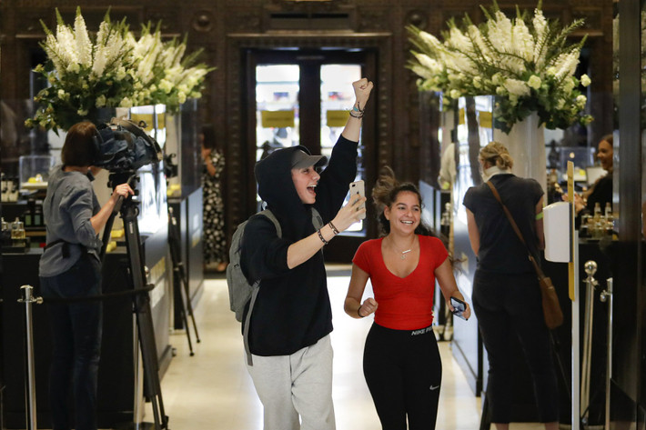 Nhiều khách hàng vui mừng khi họ được phép vào cửa hàng bách hóa Selfridges ở London, Anh.
