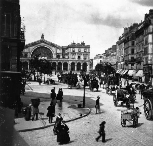 Trong thời kỳ Phục hưng Pháp, Paris nổi lên là thành phố dẫn đầu về nghệ thuật, kiến trúc và khoa học. Đến giữa những năm 1800, thành phố trải qua thời kỳ hiện đại hóa, nhường chỗ cho những đại lộ mới và các công trình công cộng. Tại đây, ga tàu Gare de L'Est xuất hiện vào năm 1860. Ảnh: Con phố nhộn nhịp bên ngoài nhà ga tàu Gare de L'Est ở Paris năm 1860.