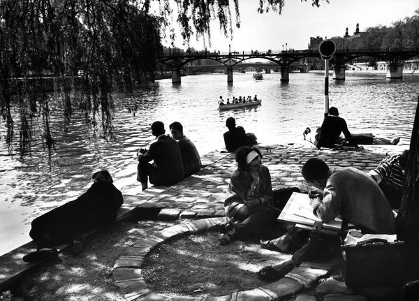 Rất đông người dân Paris ngồi trên bờ sông Seine nhiều năm về trước.