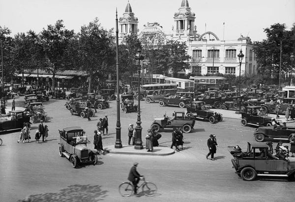 Cũng trong thập niên 1920, Paris thu hút đông đảo du khách.