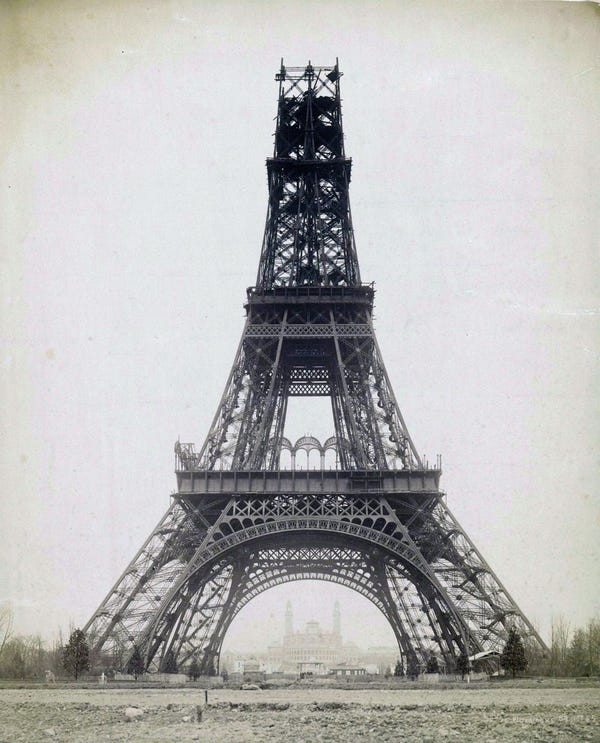 Tháp Eiffel, một biểu tượng của nước Pháp, trong bức ảnh được chụp vào khoảng năm 1888. Khi đó, Tháp Eiffel đang trong quá trình xây dựng.