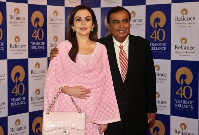 Tỷ phú Ấn Độ Mukesh Ambani là người đàn ông giàu nhất châu Á với khối tài sản 55 tỷ USD. Theo SCMP, đứng sau thành công của ông Mukesh Ambani chính là người vợ tài sắc của vị tỷ phú này - bà Nita Ambani. Không chỉ có nhan sắc mặn mà, là trợ thủ đắc lực cho chồng, bà Nita còn sở hữu sự nghiệp riêng thành công.