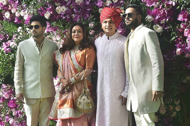 Bà Tina sinh được 2 người con trai Jai Anmol Ambani và Jai Anshul Ambani. Cả hai đều hạn chế xuất hiện trên truyền thông và chưa tạo được nhiều thành tựu nổi bật trong sự nghiệp kinh doanh như các anh chị em họ. Bên cạnh đó, cựu diễn viên nổi tiếng cũng gây tiếc nuối khi xuống sắc theo thời gian.