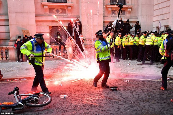 Theo Daily Mail, những người biểu tình "Black Lives Matter" quá khích đã "truy đuổi" lực lượng cảnh sát khắp các con phố trong cuộc biểu tình ở London ngày 7/6. (Nguồn ảnh: Reuters)