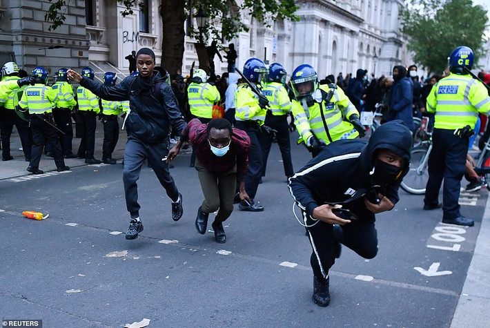 Đụng độ đã xảy ra ở Whitehall, London, khiến nhiều cảnh sát bị thương.