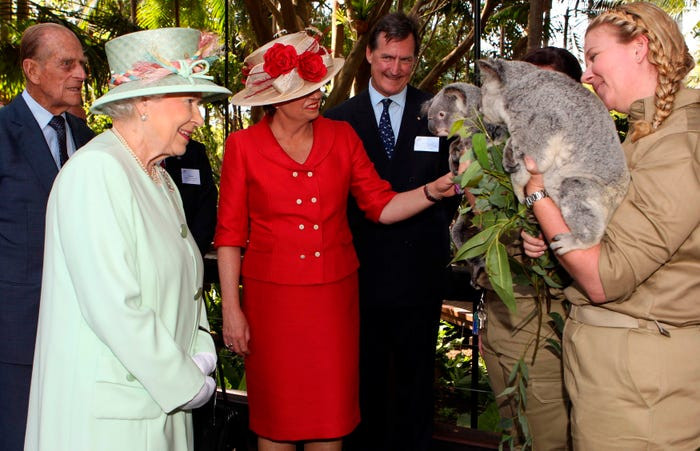 Nữ hoàng Anh làm quen với hai chú koala trong chuyến thăm Australia nhiều năm về trước.