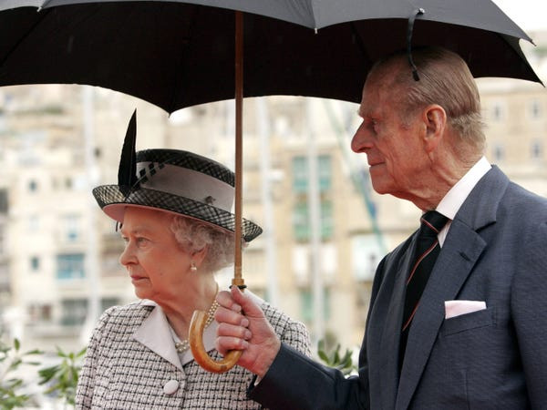 Hoàng thân Philip che ô cho Nữ hoàng Elizabeth II khi tham dự một sự kiện năm 2005.