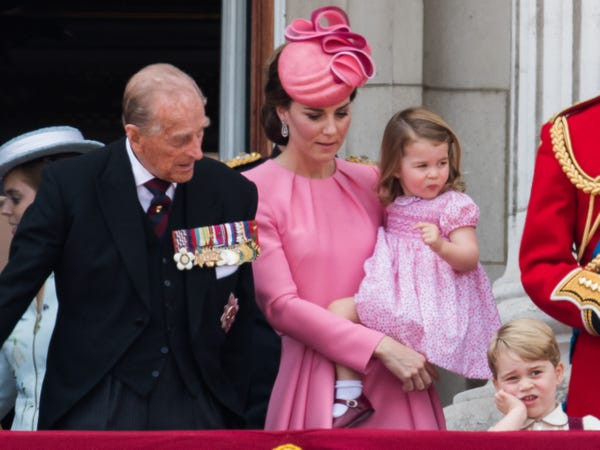 Hoàng thân Philip dường như đang an ủi chắt của ông, tiểu Hoàng tử George, trên ban công Cung điện Buckingham trong cuộc diễu hành Trooping the Color năm 2017.
