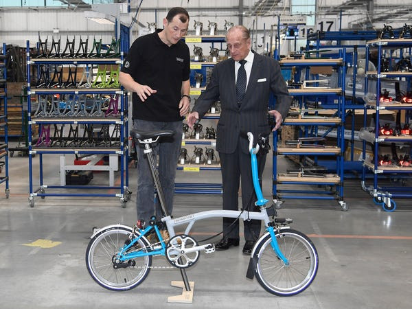 Hoàng thân Philip thăm nhà máy xe đạp Brompton ở thủ đô London năm 2016.