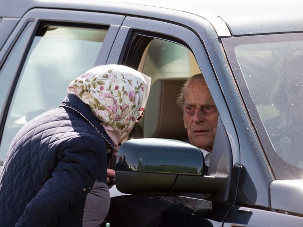 Ông trò chuyện với Nữ hoàng Elizabeth II qua cửa sổ ôtô.