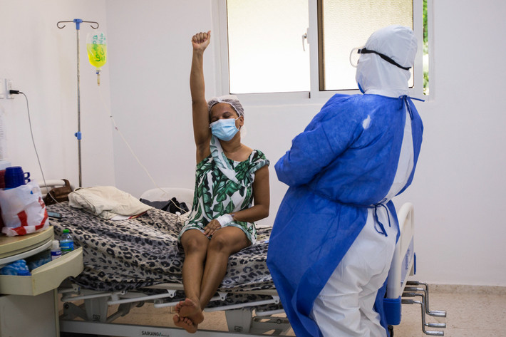 Dominican Luisa Liranzo (trái) vui mừng khi bác sĩ nói cô có thể rời khỏi bệnh viện Santo Socorro, nơi cô được điều trị COVID-19, tại Santo Domingo, Cộng hòa Dominica.