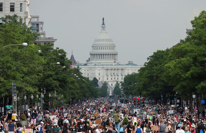 Biển người biểu tình tuần hành từ khu vực Điện Capitol.