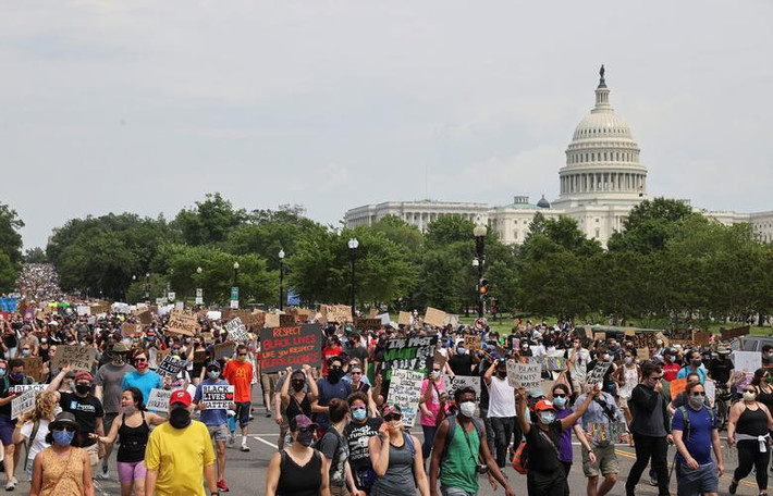 Được biết, Thị trưởng Washington, bà Muriel Bowser, đã xuống phố cùng người biểu tình hôm 6/6 sau khi đề nghị Tổng thống Donald Trump rút Vệ binh Quốc gia và lực lượng hành pháp bổ sung.