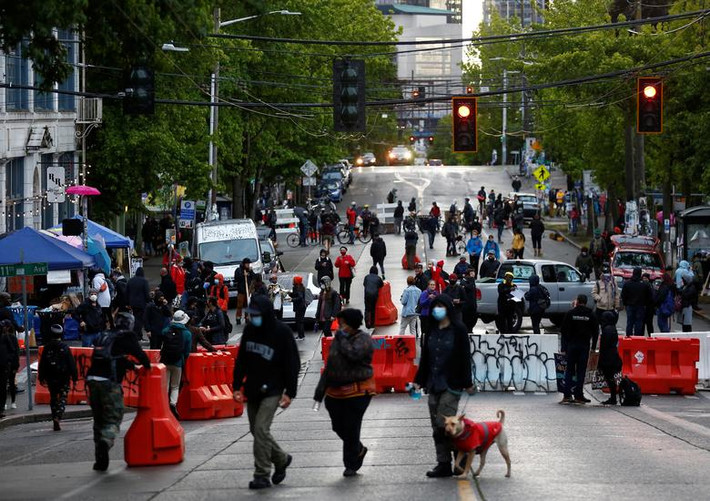 Hành động này diễn ra sau khi cảnh sát Seattle ở tòa nhà East Precinct di chuyển rào chắn ngăn đường phố và rời đồn cảnh sát nhằm giảm bớt căng thẳng giữa người biểu tình và lực lượng hành pháp.