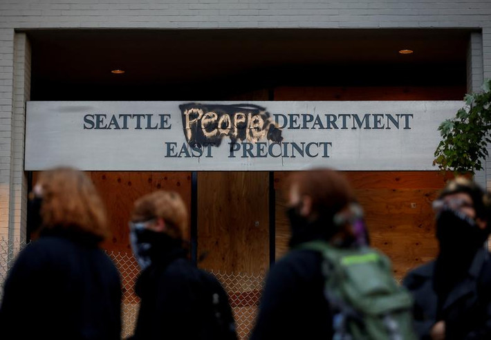 Người biểu tình đã treo các biển hiệu ghi “Bộ phận Nhân dân Seattle” và “Tài sản của người dân” trong khu vực.