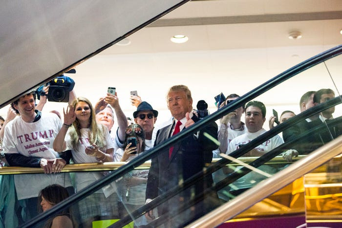 Tháng 6/2015, ông Trump thông báo phát động chiến dịch tranh cử tổng thống khi đi thang cuốn trong Tháp Trump.