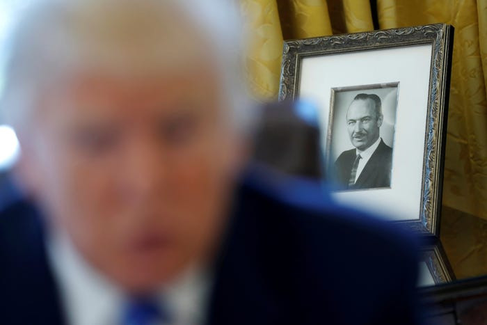 Tổng thống Trump sinh ngày 14/6/1946 tại Queens, New York. Cha ông là nhà phát triển bất động sản Fred Trump, còn mẹ của ông là bà Mary Anne.