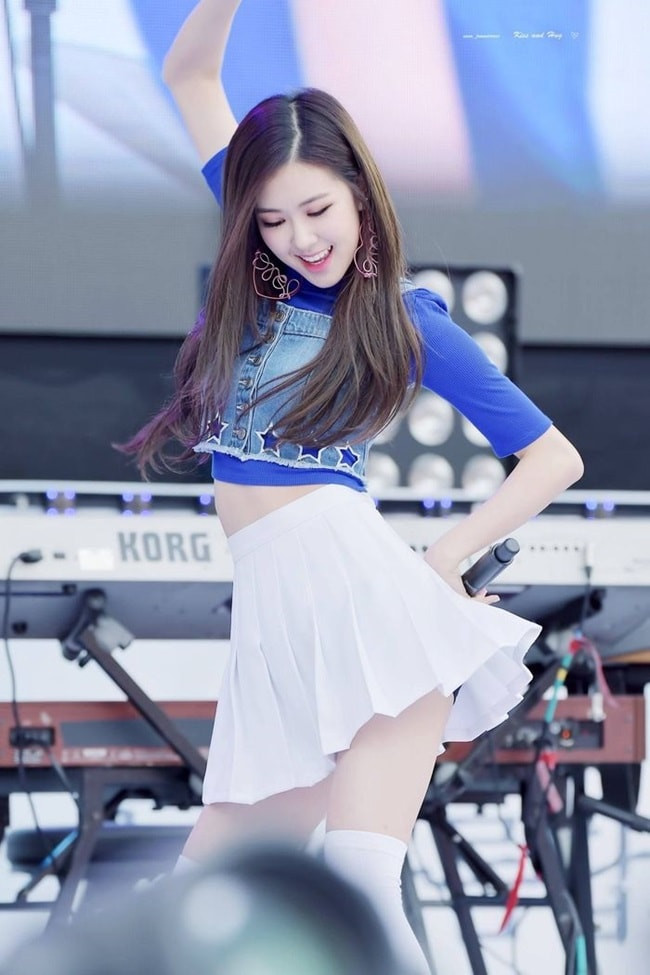 Riêng Hàn Quốc, nổi tiếng với văn hóa Kpop và những thần tượng nữ chuyên lăng xê mốt mặc siêu ngắn, cũng từng làm dấy lên làn sóng tranh cãi với quy định về mức nộp phạt từ 50.000 won cho chủ nhân của những bộ váy áo quá ngắn ở nơi công cộng vào năm 2013.