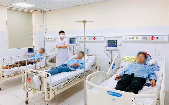 Cũng trong tháng 8/2022, Bệnh viện đa khoa tỉnh Hòa Bình đã tiếp nhận và điều trị cho 3 trường hợp ngộ độc do ăn thịt cóc. Được biết, các bệnh nhân bắt cóc ở trên đồi về chế biến thành một số món ăn. Sau khi ăn các món chế biến từ thịt cóc, các bệnh nhân xuất hiện các triệu chứng đau đầu, tê bì, mệt mỏi, yếu cơ, đái buốt...Ảnh: BSCC/Lao Động.