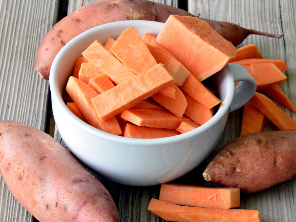 4. Khoai lang: Không chỉ giàu magie, khoai lang cũng cung cấp vitamin C. Điều này giúp biến chất béo thành năng lượng, chống lại cảm giác buồn ngủ và giúp bạn luôn tỉnh táo. Thêm vào đó, khoai lang là một loại carbohydrate lành mạnh và có thể là một lựa chọn tuyệt vời thêm vào bữa trưa. Ảnh: Boldsky.