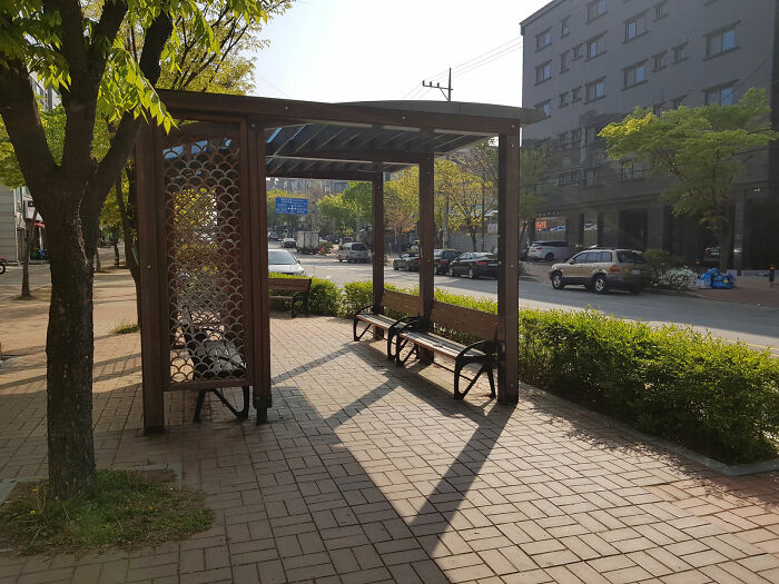 Cứ mỗi nửa cây số lại có một nơi nghỉ ngơi dành cho người đi bộ tại thành phố Ansan.