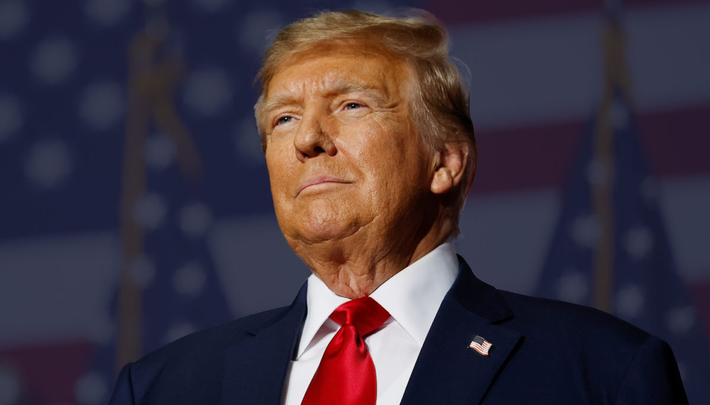 "Tổng thống Mỹ Donald Trump (ảnh) đã nói rất rõ ràng rằng Vịnh Guantanamo sẽ là nơi giam giữ những kẻ tồi tệ nhất. Điều đó bắt đầu từ hôm nay", Bộ trưởng An ninh Nội địa Mỹ Kristi Noem cho biết, ám chỉ đến nhóm tù nhân người Venezuela. Ảnh: PBS.