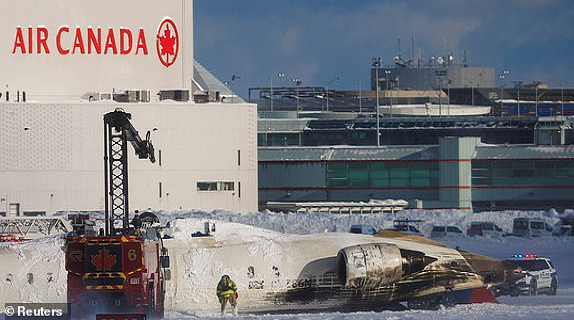 Mọi hoạt động tại sân bay Toronto tạm ngừng sau khi sự cố xảy ra. Ảnh: Reuters.