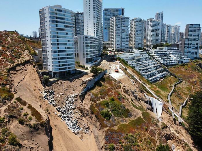 Các tòa nhà được xây dựng trên cồn cát ở Concon, Chile.