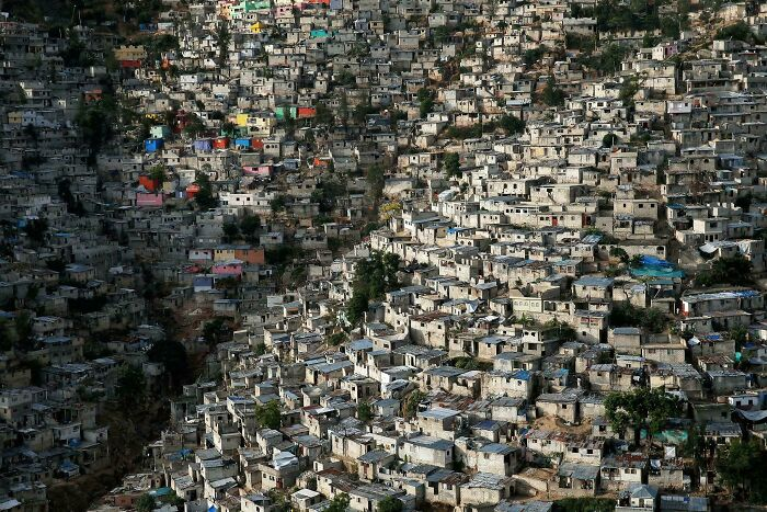 Jalousie ở Port-Au-Prince, Haiti, với những tòa nhà chen chúc nhau.