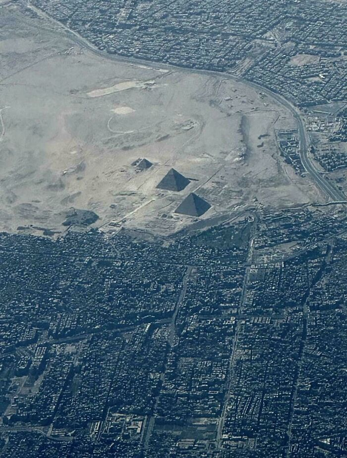 Lũ bê tông dường như sắp "nhấn chìm" kim tự tháp Giza.