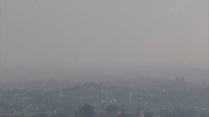 Belo Horizonte, Brazil, bị "nuốt chửng" bởi màn khói mù dày đặc do các vụ cháy khi nơi này 151 ngày không có mưa.