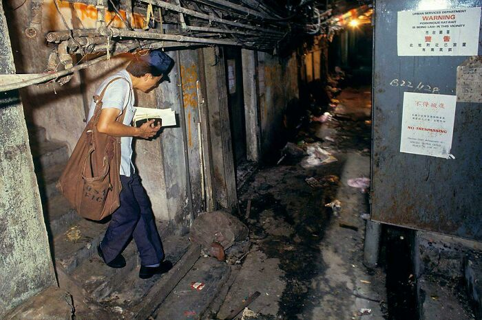 Người đưa thư trên đường Cửu Long ở Hong Kong (Trung Quốc) năm 1989.