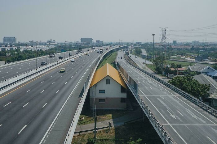 Một ngôi nhà giữa đường cao tốc ở Thái Lan.
