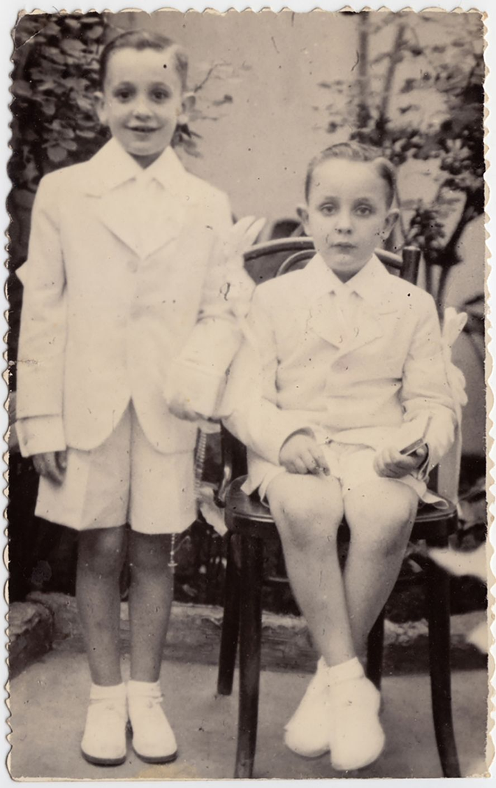 Giáo hoàng Francis, tên thật là Jorge Mario Bergoglio, sinh ngày 17/12/1936 tại Buenos Aires, Argentina, trong một gia đình có 5 người con. Ảnh: Giáo hoàng Francis (trái) cùng với em trai Oscar. Ảnh: Family Photo.