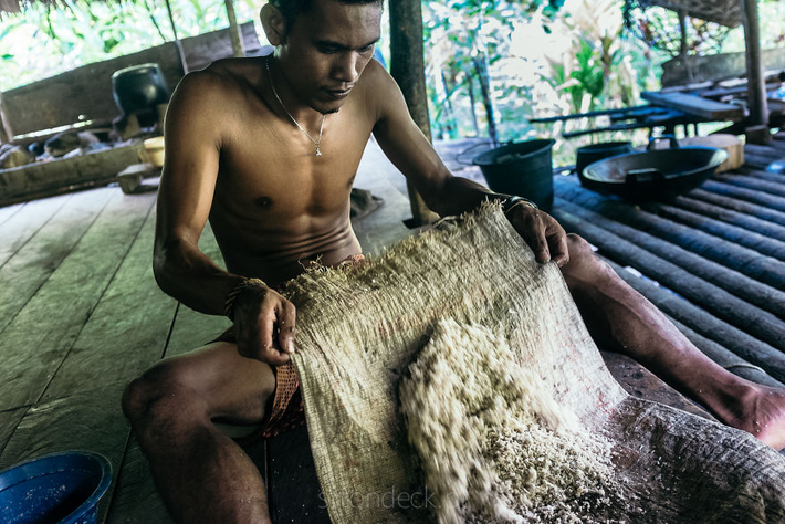 Người dân Mentawai mài răng vì lý do thẩm mỹ. Xăm mình được thực hiện bằng kim và gỗ.