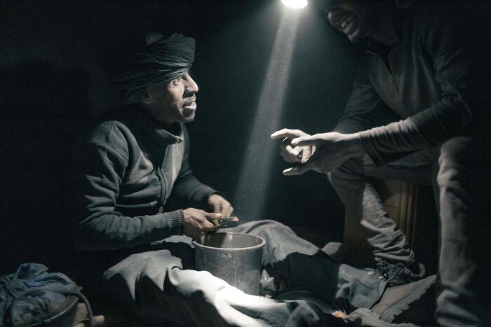 Hầu hết mọi người đi theo nhóm, được trang bị nồi, chảo khi đi tàu. Họ có thể pha trà, nấu ăn ngay trên tàu.