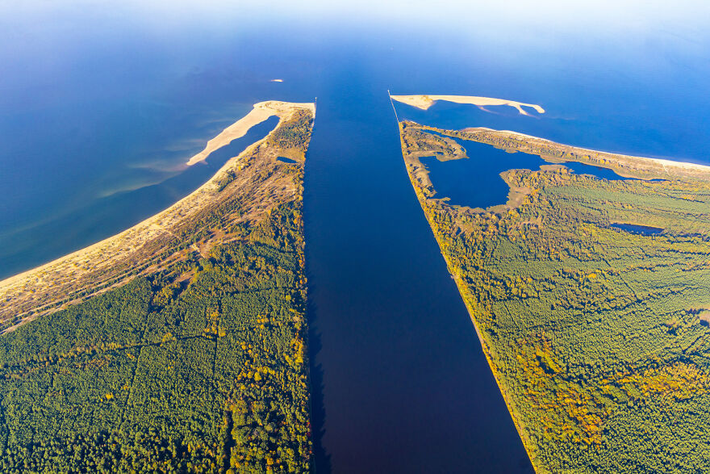 Sông Vistula, con sông dài nhất Ba Lan, chảy vào biển Baltic.