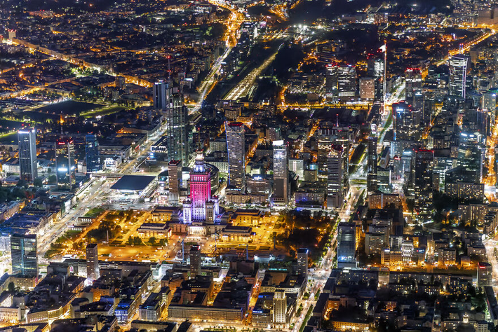 Warsaw về đêm. Trong bức ảnh này, bạn có thể thấy ít nhất 30 tòa nhà chọc trời và một nửa trong số đó cao 150 mét hoặc cao hơn.