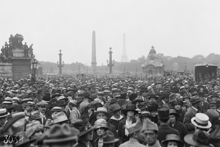 Đám đông tụ tập tại Quảng trường Concorde, Paris, vào ngày 4/7/1918, để xem quân đội Mỹ diễu hành mừng Ngày Quốc khánh Mỹ.