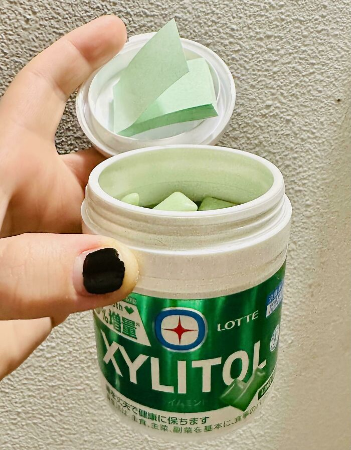 Hộp kẹo cao su ở Nhật Bản có kèm một tập giấy nhớ nhỏ bên trong để mọi người bọc bã kẹo.