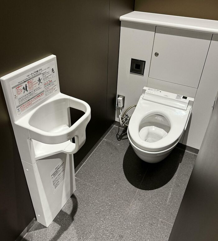 Nhà vệ sinh trong trung tâm thương mại ở Tokyo có giá đỡ để bạn đặt em bé vào khi bạn sử dụng buồng vệ sinh.