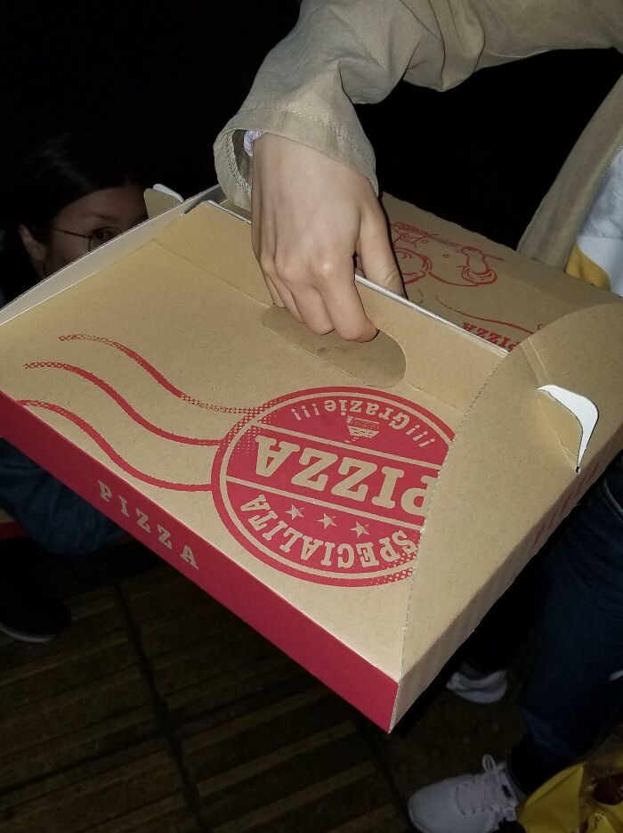 Hộp đựng pizza ở Nhật Bản có tay cầm ở giữa để giữ cho pizza phẳng.