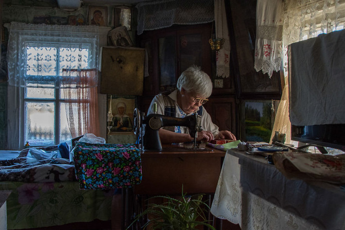 Bà Lyuska tự may quần áo...