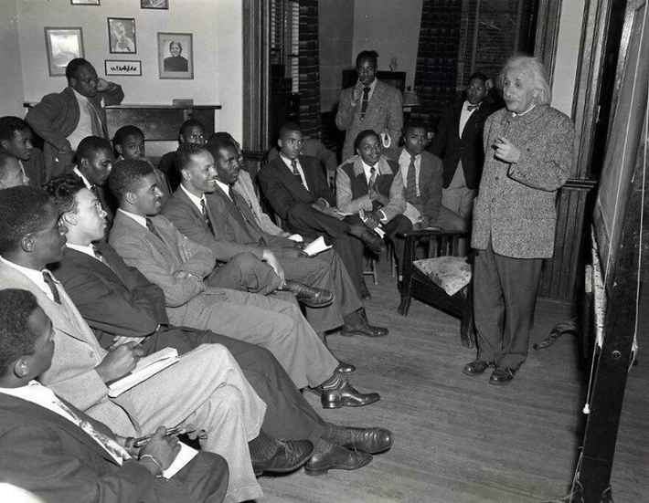 Tháng 5/1946, Albert Einstein đã tới giảng bài tại Đại học Lincoln ở Pennsylvania, ngôi trường cấp bằng đầu tiên dành cho người da màu tại Mỹ.